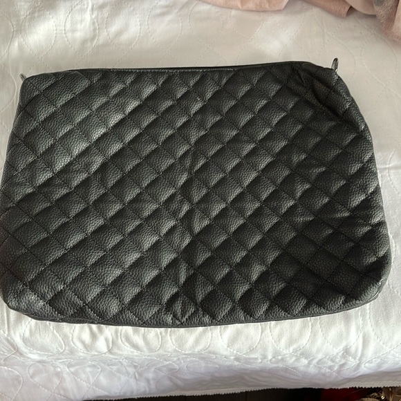 EUC Padded & Quilted ipad or computer case 15 x 11.5 - Picture 1 of 2